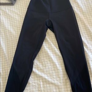 Wunder Under Scalloped Hem High-Rise Crop 23" 
Full-On Luxtreme BLACK